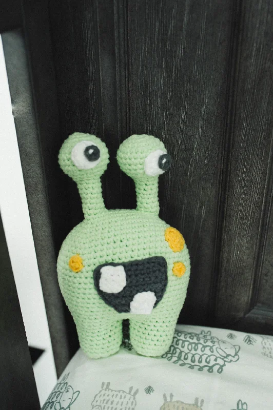 - Parrot climbing and standing wooden frameAlien Amigurumi (Crochet)